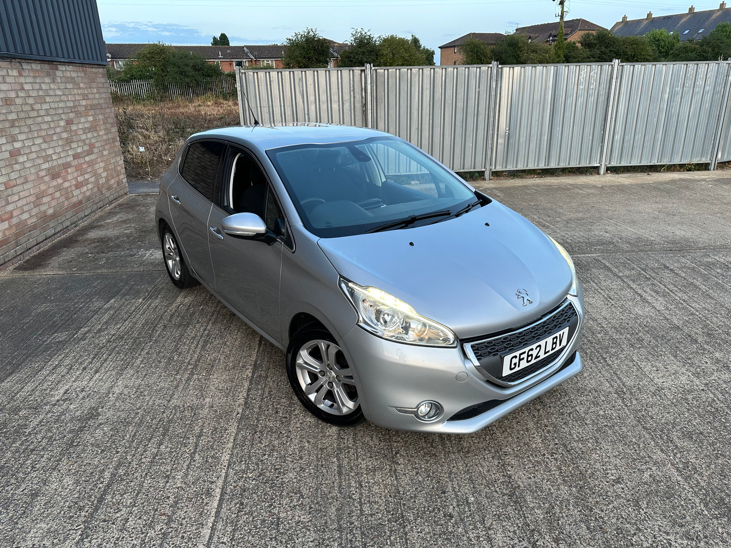 PEUGEOT 208 1.2 VTi Allure 5dr