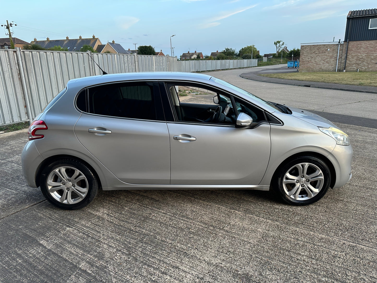 PEUGEOT 208 1.2 VTi Allure 5dr