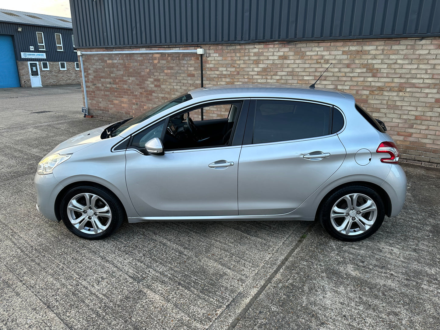 PEUGEOT 208 1.2 VTi Allure 5dr