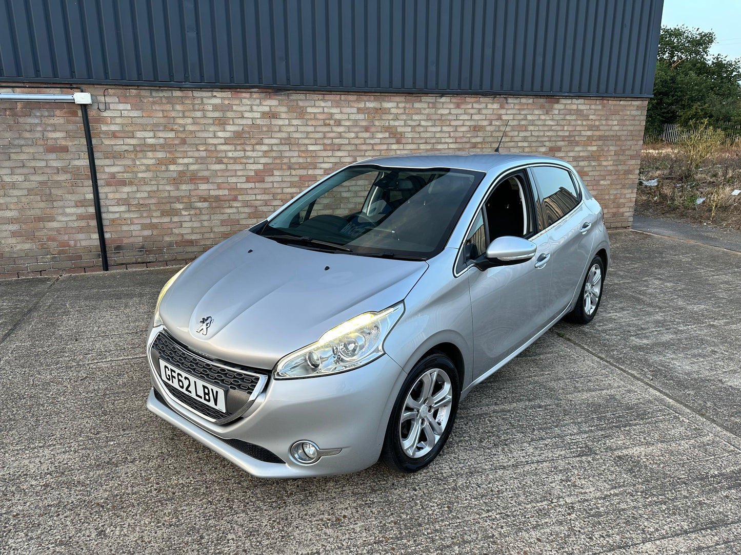 PEUGEOT 208 1.2 VTi Allure 5dr