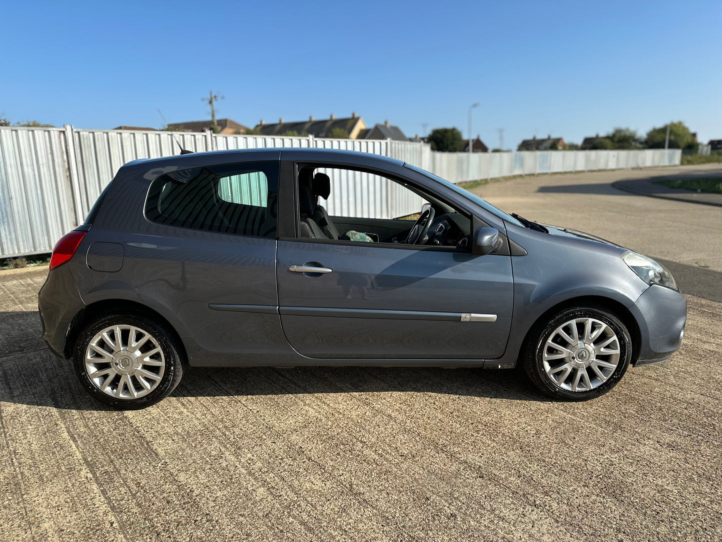 RENAULT CLIO 1.2 16V Tom Tom Edition 3dr