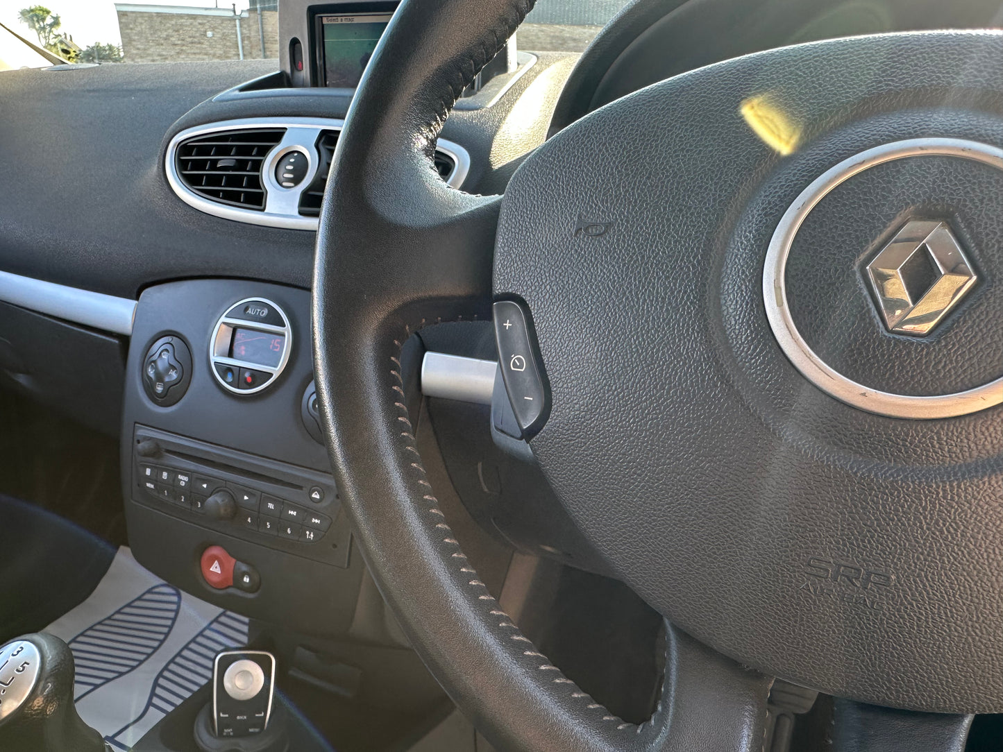 RENAULT CLIO 1.2 16V Tom Tom Edition 3dr