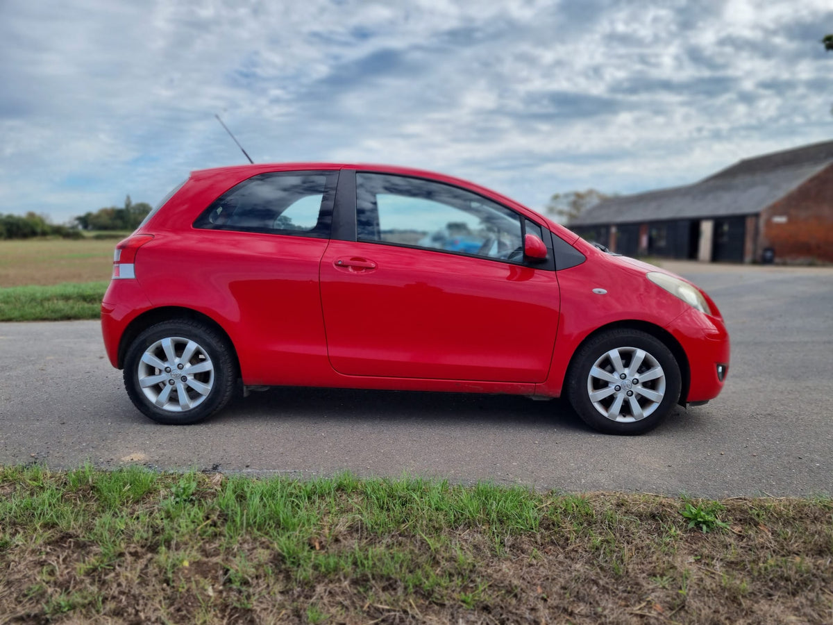 2011 Toyota Yaris 1.33 VVT-i T Spirit Nav 3dr [6]