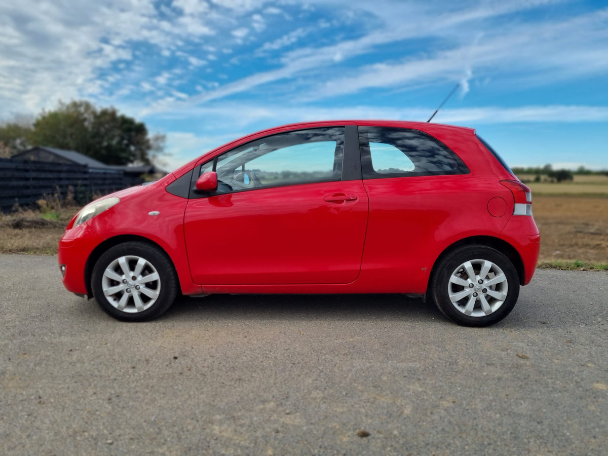 2011 Toyota Yaris 1.33 VVT-i T Spirit Nav 3dr [6]