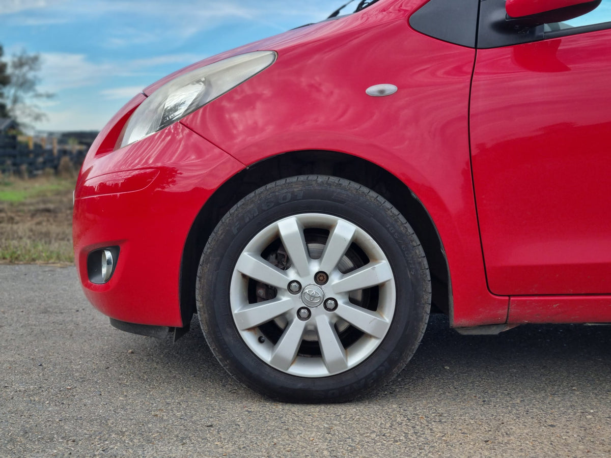2011 Toyota Yaris 1.33 VVT-i T Spirit Nav 3dr [6]