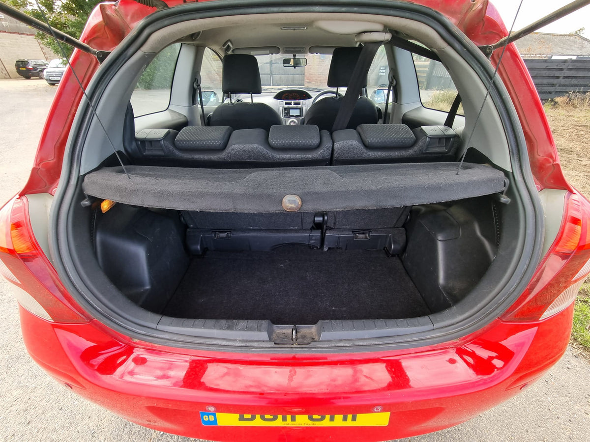 2011 Toyota Yaris 1.33 VVT-i T Spirit Nav 3dr [6]