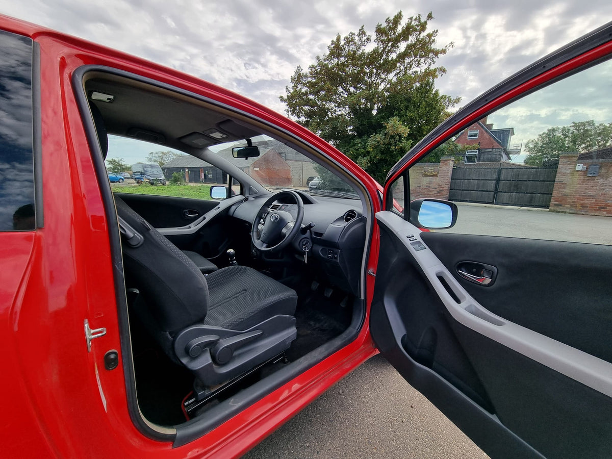 2011 Toyota Yaris 1.33 VVT-i T Spirit Nav 3dr [6]
