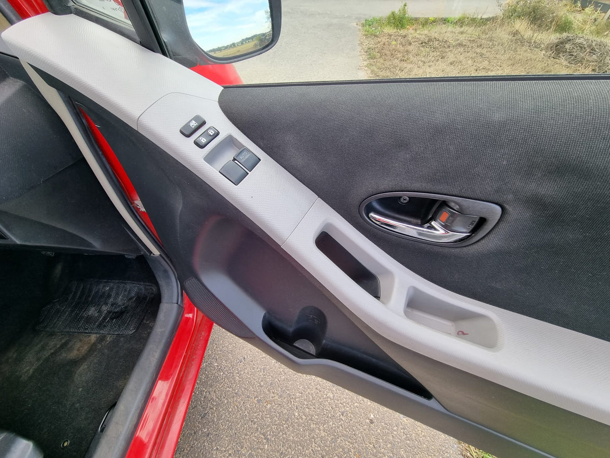 2011 Toyota Yaris 1.33 VVT-i T Spirit Nav 3dr [6]