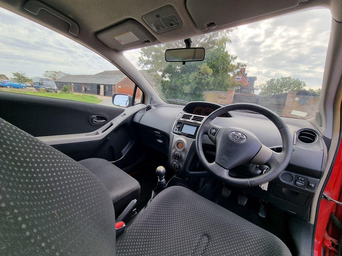 2011 Toyota Yaris 1.33 VVT-i T Spirit Nav 3dr [6]