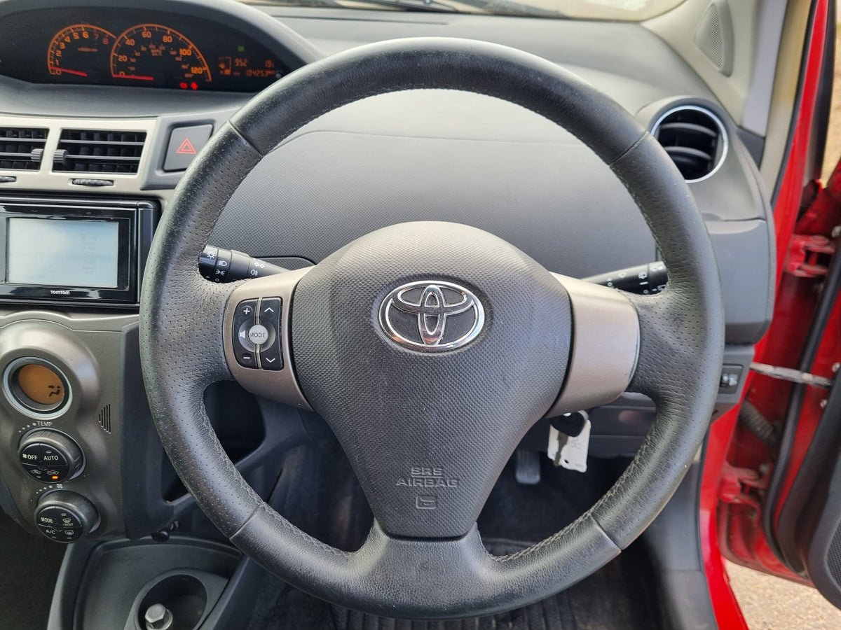 2011 Toyota Yaris 1.33 VVT-i T Spirit Nav 3dr [6]