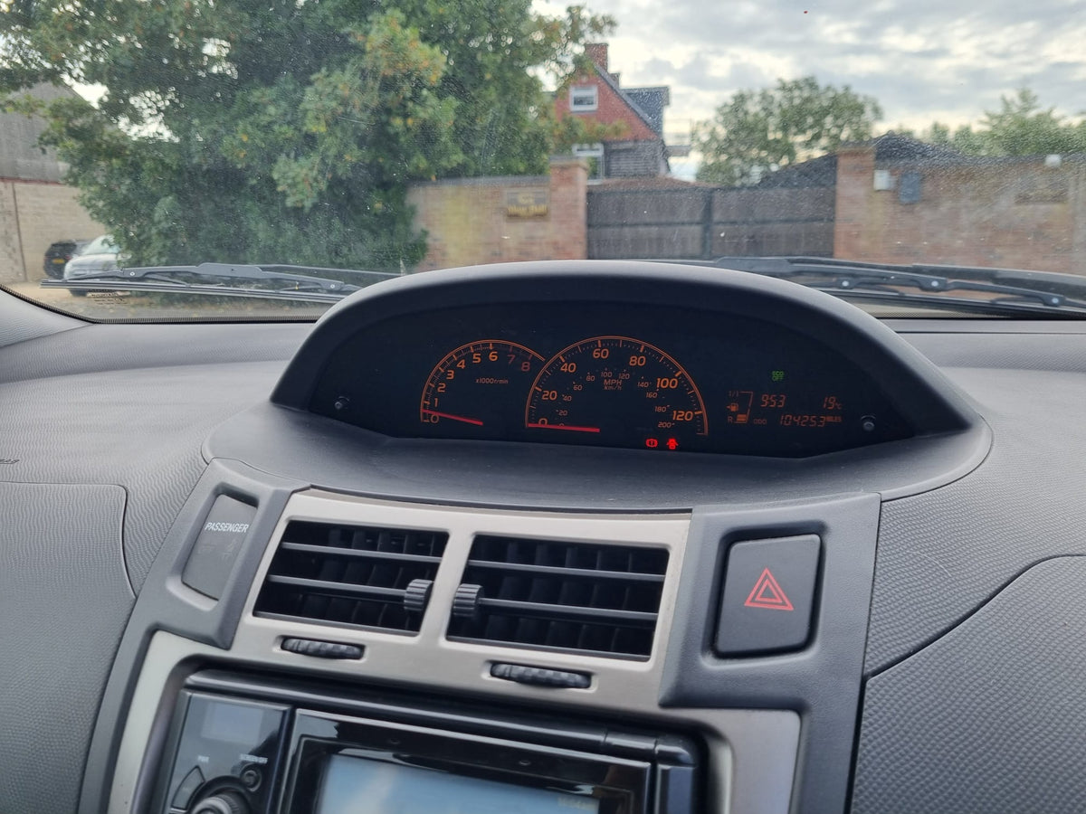 2011 Toyota Yaris 1.33 VVT-i T Spirit Nav 3dr [6]