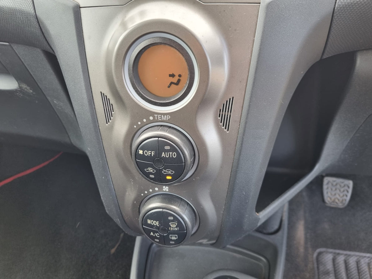 2011 Toyota Yaris 1.33 VVT-i T Spirit Nav 3dr [6]