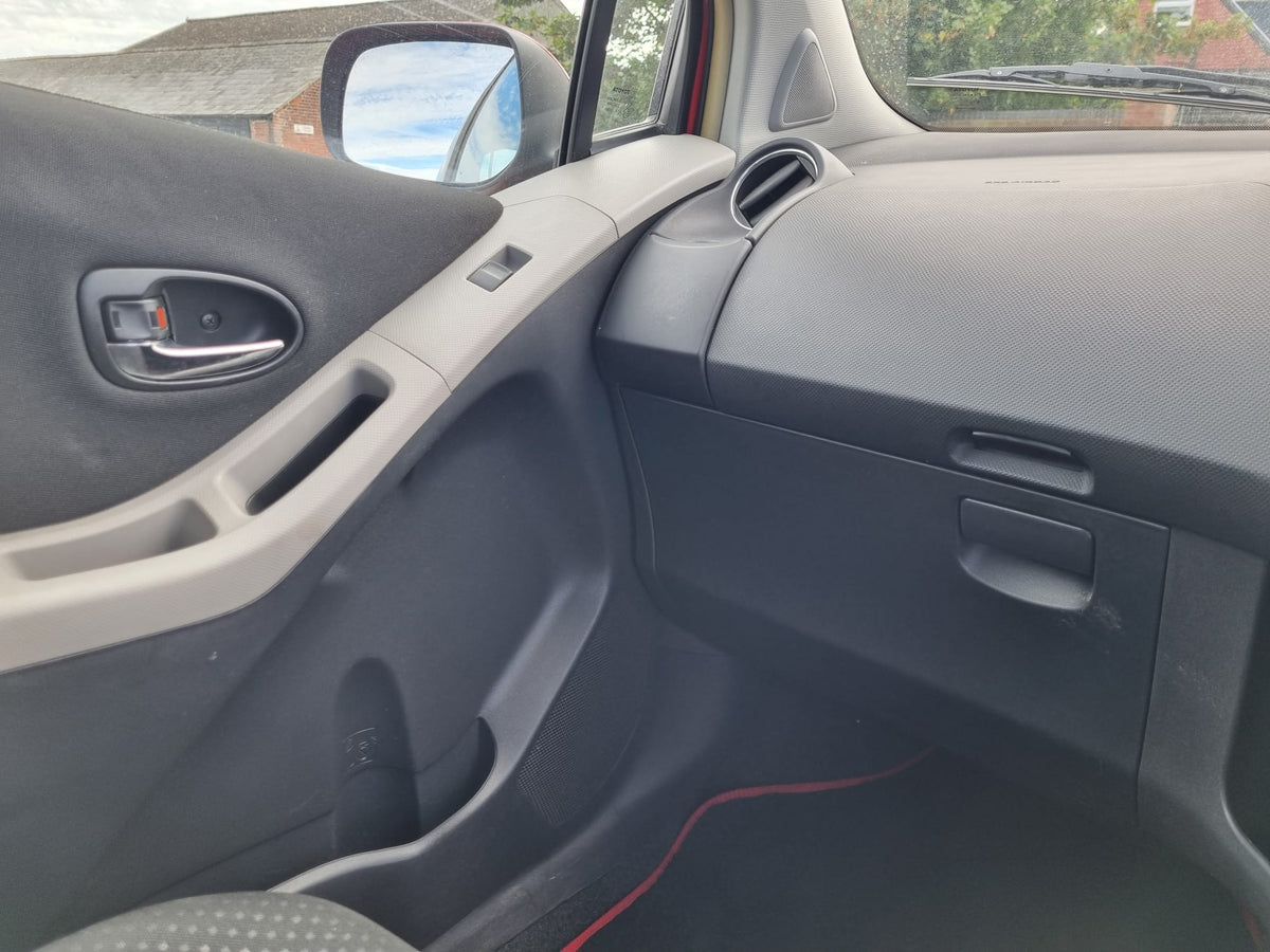 2011 Toyota Yaris 1.33 VVT-i T Spirit Nav 3dr [6]