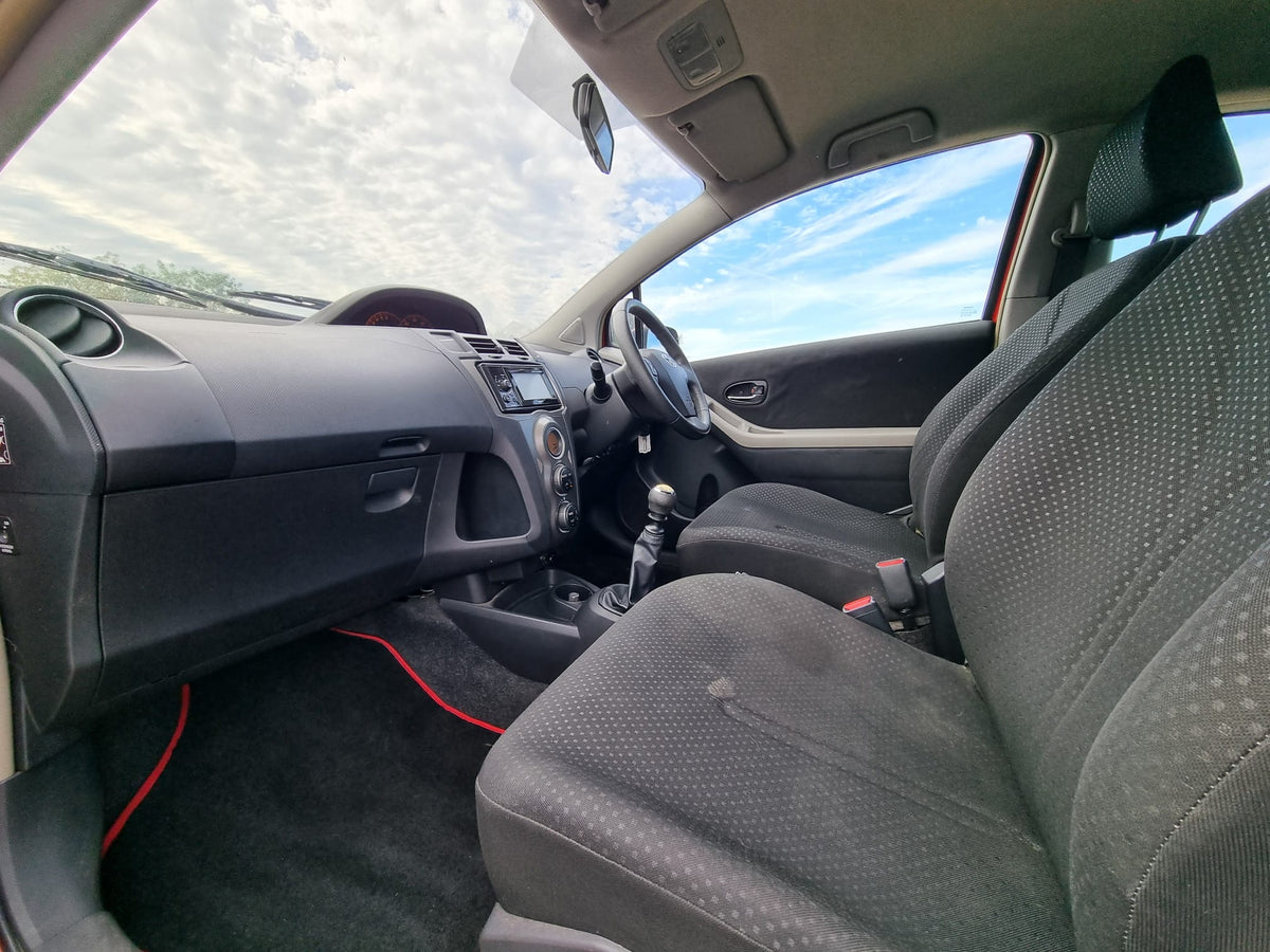 2011 Toyota Yaris 1.33 VVT-i T Spirit Nav 3dr [6]