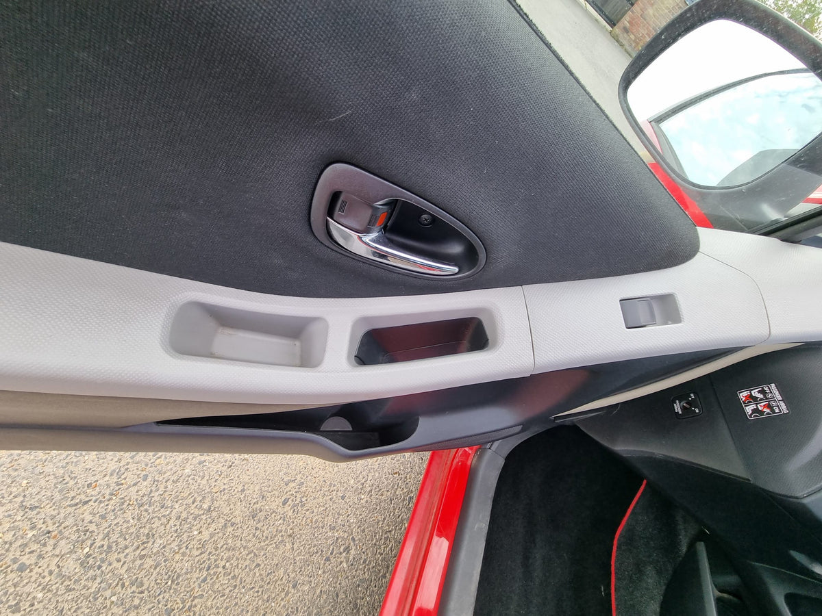 2011 Toyota Yaris 1.33 VVT-i T Spirit Nav 3dr [6]
