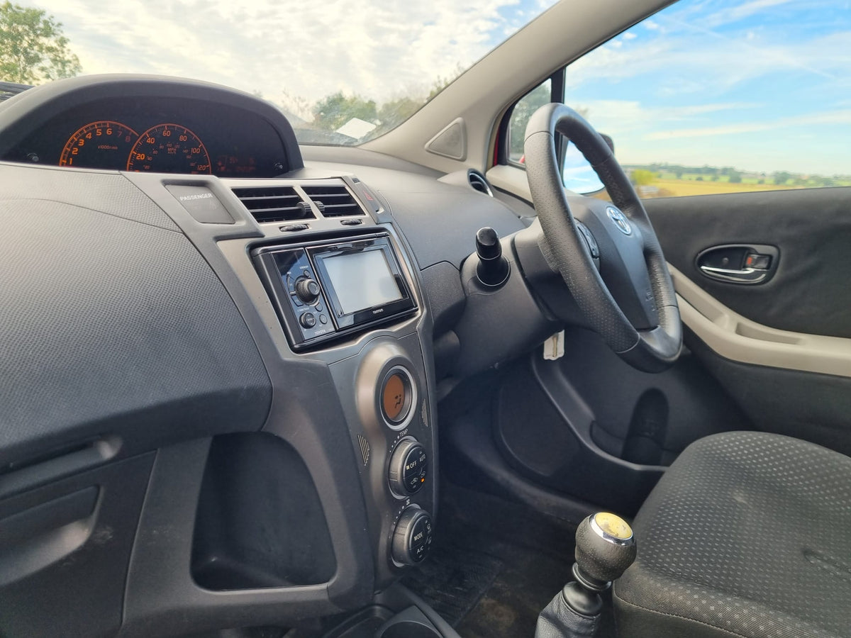 2011 Toyota Yaris 1.33 VVT-i T Spirit Nav 3dr [6]